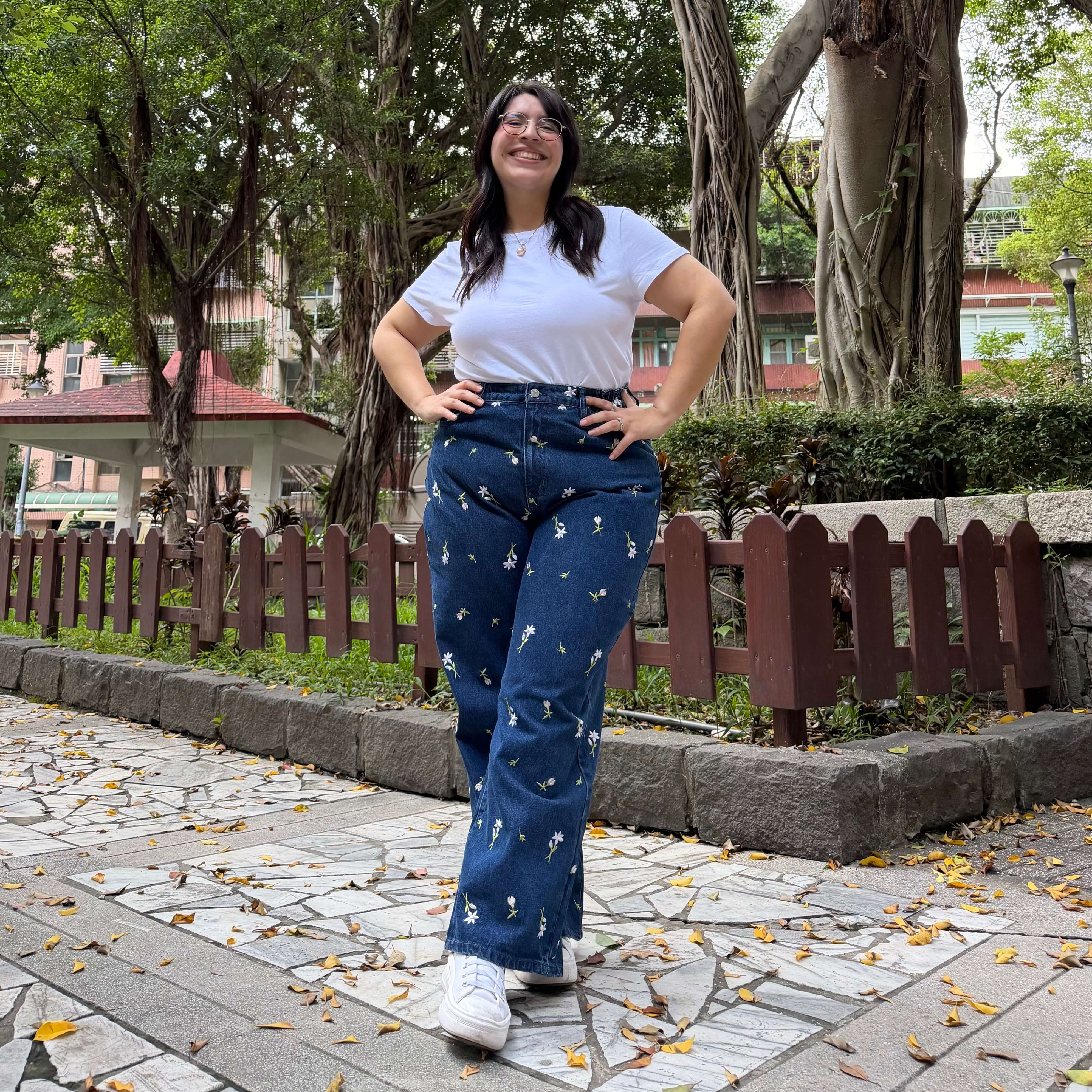 29" Inseam Jeans - Medium Wash with Daisies